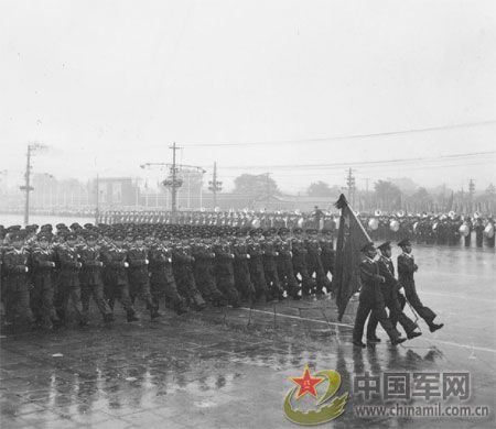 1956年國慶閱兵 大雨振軍容(組圖)