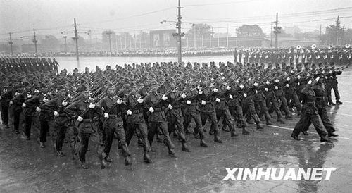 1956年國慶閱兵 大雨振軍容(組圖)