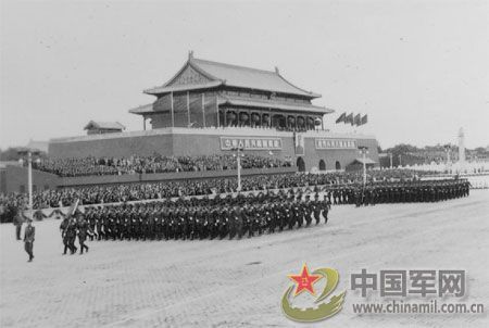 1955年國慶：實(shí)行軍銜制 換裝大閱兵