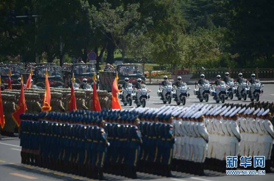 高清：抗戰(zhàn)老兵乘車方隊通過天安門廣場