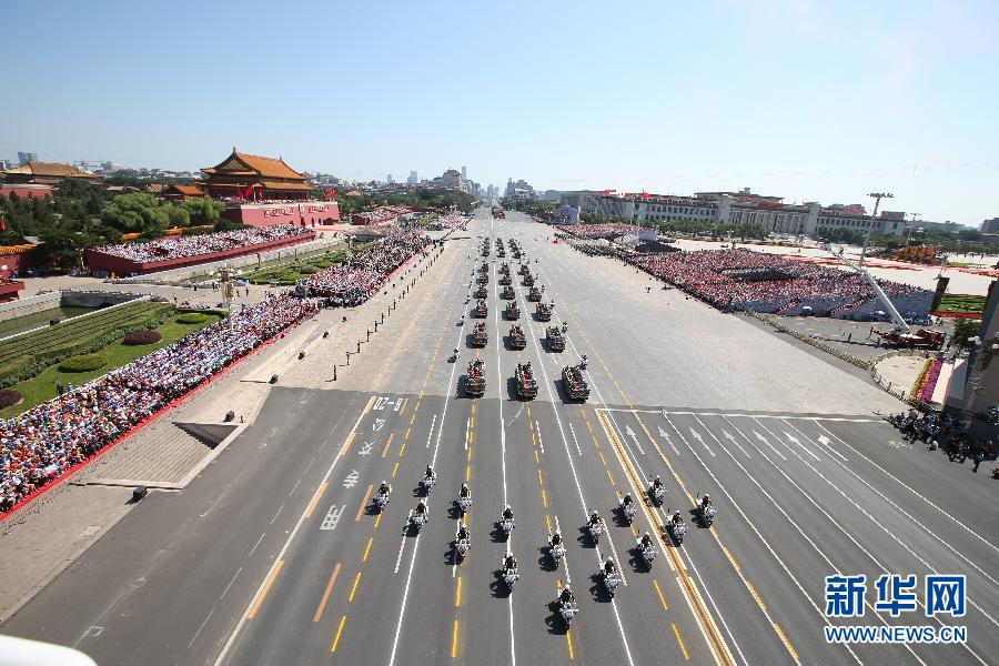 高清：抗戰(zhàn)老兵乘車方隊通過天安門廣場