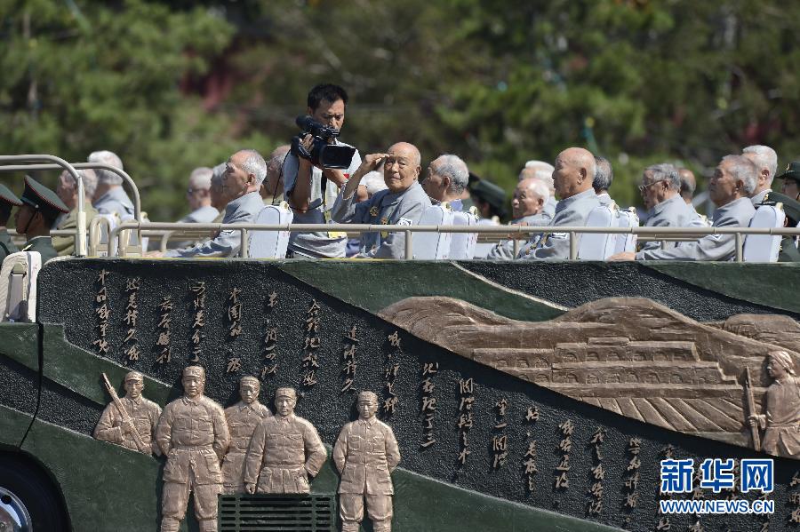 高清：抗戰(zhàn)老兵乘車方隊通過天安門廣場