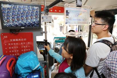 五千青島港人駐足看閱兵