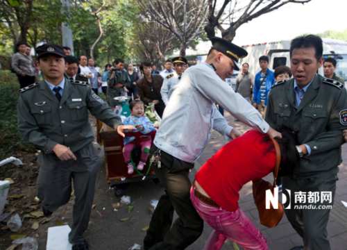 廣州城管掐住女商販脖子強行押上警車(圖)